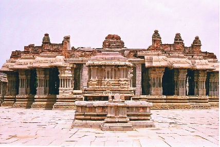 https://upload.wikimedia.org/wikipedia/commons/thumb/1/1e/View_of_dilapidated_main_mantapa_at_the_Vitthala_templein_Hampi.jpg/1024px-View_of_dilapidated_main_mantapa_at_the_Vitthala_templein_Hampi.jpg