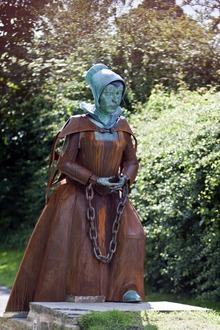 https://upload.wikimedia.org/wikipedia/commons/thumb/f/f5/Alice_Nutter_Statue.tif/lossy-page1-220px-Alice_Nutter_Statue.tif.jpg