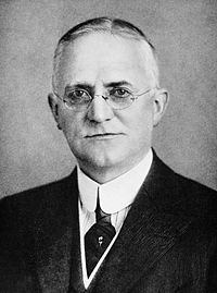 https://upload.wikimedia.org/wikipedia/commons/thumb/6/60/George_Eastman_7.jpg/200px-George_Eastman_7.jpg