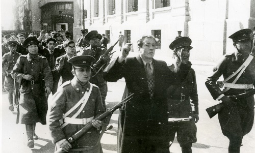 https://upload.wikimedia.org/wikipedia/commons/thumb/b/b0/Nazi-insurrection-chile.jpg/1280px-Nazi-insurrection-chile.jpg