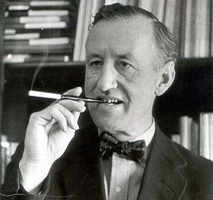 https://upload.wikimedia.org/wikipedia/en/thumb/d/d2/Ian_Fleming.jpg/300px-Ian_Fleming.jpg