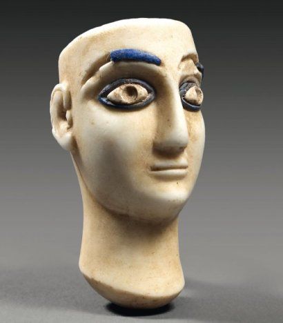 TÃªte provenant d'une statuette composite (Princesse de Bactriane) reprÃ©sentant le visage d'une femme, les yeux et les sourcils incrustÃ©s.Calcite et lapis-lazuli. Asie Occidentale,deuxieme moitie du IIIe millenaire av JC