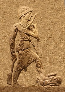 https://upload.wikimedia.org/wikipedia/commons/thumb/8/81/Iddin-Sin%2C_King_of_Simurrum%2C_c._2000_BC_%28detail%29.jpg/220px-Iddin-Sin%2C_King_of_Simurrum%2C_c._2000_BC_%28detail%29.jpg