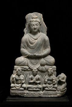 ä»éåå Seated Buddha Gray schist, A.D.3C, H.51cm, ãµãªãã­ã¼ã«(Sahri-Bahlol)åºå ã»ã¼å®åã§ç¾ãããã®ã§ããã°ã¬ã³ã»ã­ã¼ãã³ã®åããæãã¦ã¢ã¸ã¢åããææã®ãã®ã§ããããä¸­å½ã«ä¼ããã®ã ã¨æãã¾ããç¦å®å°ã®ä»éã®ä¸ã«ã¯å³ã«å¼¥åãå·¦ã«è¦³é³è©è©ãä¼´ã£ã¦ä¸­å¤®ã«ããä¸äººä»éããã¾ããã¬ã³ãã¼ã©ã®ä¸­å¿å°ãµãªãã­ã¼ã«ã®å¾æã®ä½ã§ãã