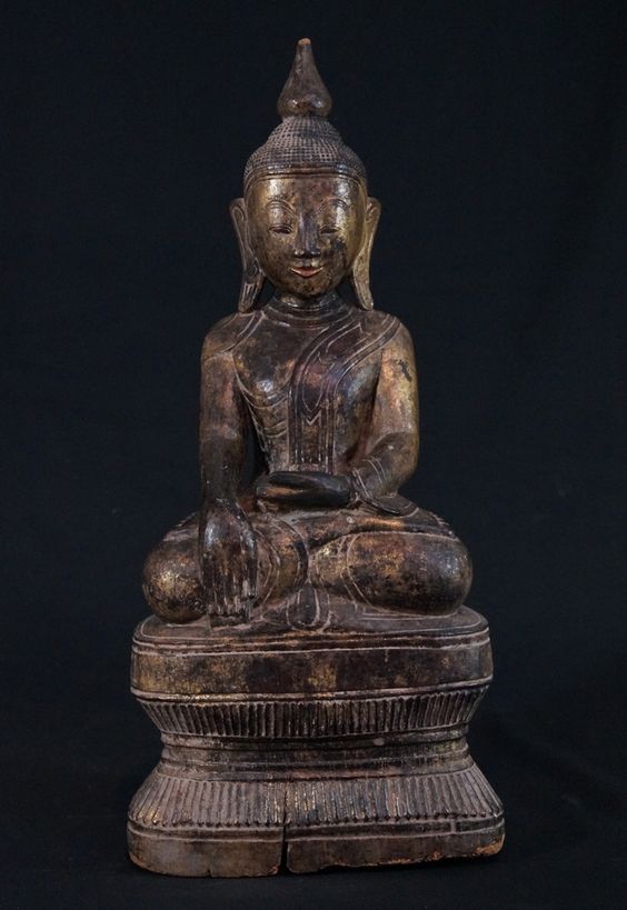 Antique Shan Buddha statue Material: Wood 48 cm high 21,5 cm wide Gilded with 24 krt. gold Shan (Tai Yai) style Bhumisparsha Mudra 18th century Originating from Burma