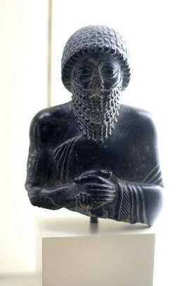 G:\pix\projects\iranzamin\3000-1200\art\Statuette des Ur-ningirsu, um 2120 v. Chr. (part of a statuette of Ur-ningirsu, approx. 2120 BC).jpg