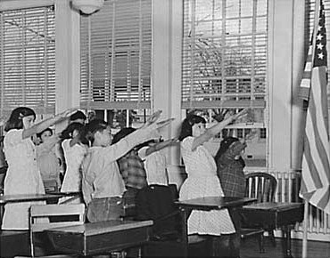 https://upload.wikimedia.org/wikipedia/commons/7/73/Students_pledging_allegiance_to_the_American_flag_with_the_Bellamy_salute.jpg