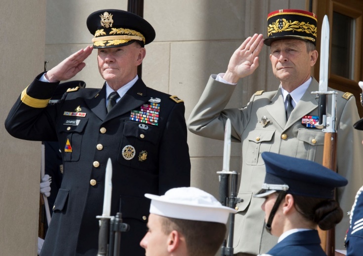 https://upload.wikimedia.org/wikipedia/commons/8/82/United_States_General_Martin_Dempsey_and_French_General_Pierre_de_Villiers_saluting_%2823_April_2014%2C_cropped%29.jpg