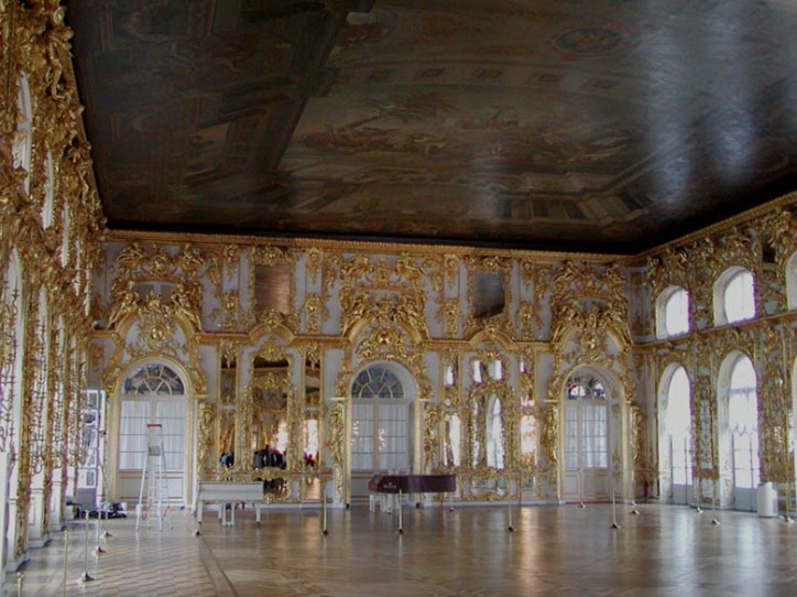 https://upload.wikimedia.org/wikipedia/commons/e/ef/Catherine_Palace_ballroom.jpg