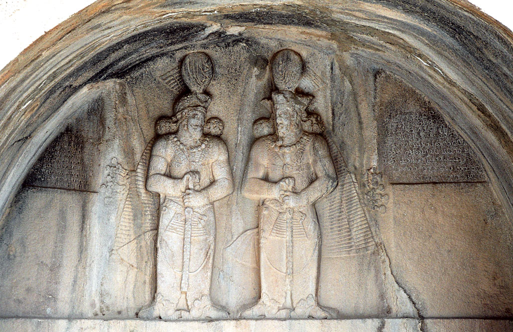 https://upload.wikimedia.org/wikipedia/commons/e/ed/Taq-e_Bostan_-_High-relief_Shapur_II_and_Shapur_III.jpg