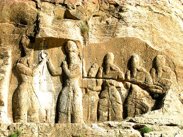 https://upload.wikimedia.org/wikipedia/commons/thumb/1/10/Ardashir_i%27s_relief_at_Firuzabad%2C_Fars%2C_Iran.JPG/640px-Ardashir_i%27s_relief_at_Firuzabad%2C_Fars%2C_Iran.JPG