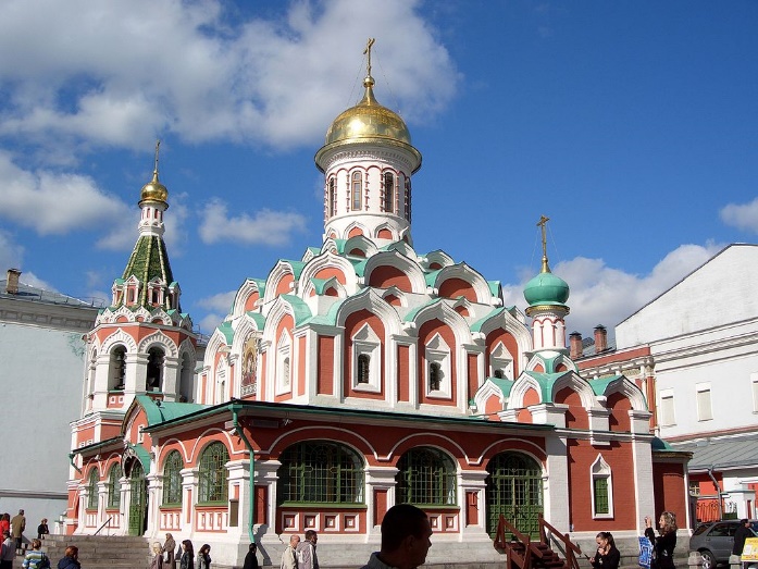 https://upload.wikimedia.org/wikipedia/commons/thumb/c/c7/The_Kazan_Cathedral.jpg/1024px-The_Kazan_Cathedral.jpg