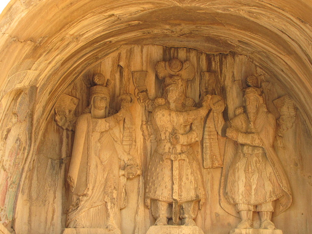 https://upload.wikimedia.org/wikipedia/fa/thumb/f/f9/Taghe_bostan.JPG/1024px-Taghe_bostan.JPG