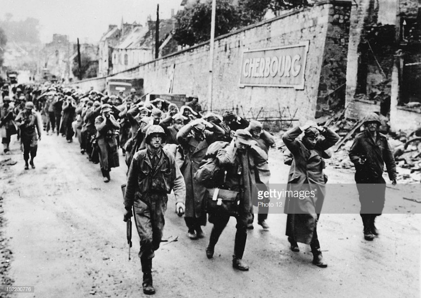 World War II, After the surrender of Cherbourg, German prisoners passing through the streets, on their way to a POW camp, June 27, 1944. : ãã¥ã¼ã¹åç