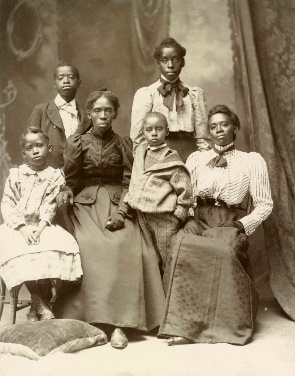 G:\pix\1898 خانواده پستچی قتل عام شدهLavinia_Baker_and_Her_Five_Surviving_Children__public_domain_-1-804x1024.jpg