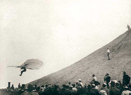 https://upload.wikimedia.org/wikipedia/commons/3/3e/Lilienthal_in_flight.jpg