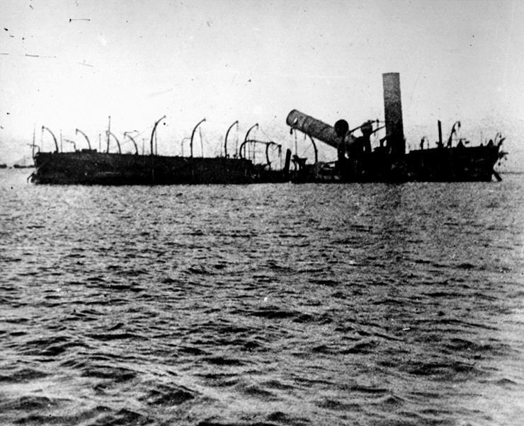 https://upload.wikimedia.org/wikipedia/commons/8/8d/Sunken_Reina_Cristina_3.jpg