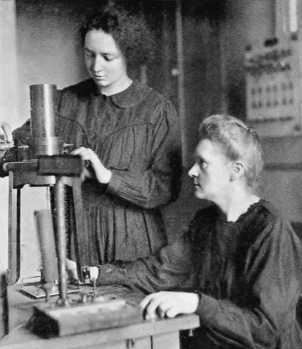 https://upload.wikimedia.org/wikipedia/commons/thumb/a/aa/Irene_and_Marie_Curie_1925.jpg/800px-Irene_and_Marie_Curie_1925.jpg