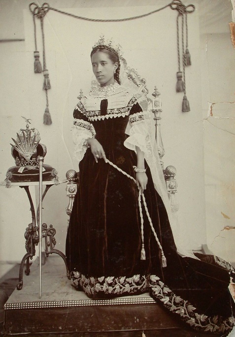 https://upload.wikimedia.org/wikipedia/commons/thumb/b/b8/Queen_Ranavalona_III%2C_Antananarivo%2C_Madagascar%2C_ca._1890-1895.jpg/800px-Queen_Ranavalona_III%2C_Antananarivo%2C_Madagascar%2C_ca._1890-1895.jpg