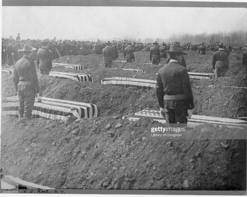 Burial of Spanish-American War Soldiers at Arlington : News Photo