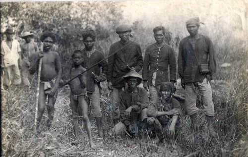 G:\pix\projects\west\sorted\1899 فیلیپین Hunters with Aetas circa 1890s.jpg