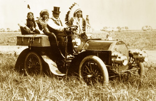 G:\pix\projects\west\sorted\1905 Geronimo_in_a_1905_Locomobile_Model_C.jpg