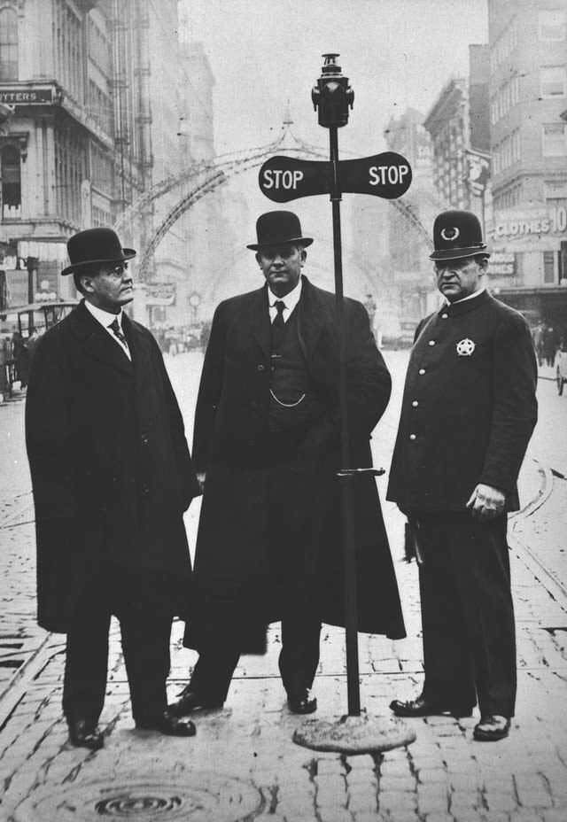 G:\pix\projects\west\sorted\1905 The first traffic signal in Portland, Oregon. (1905).jpg