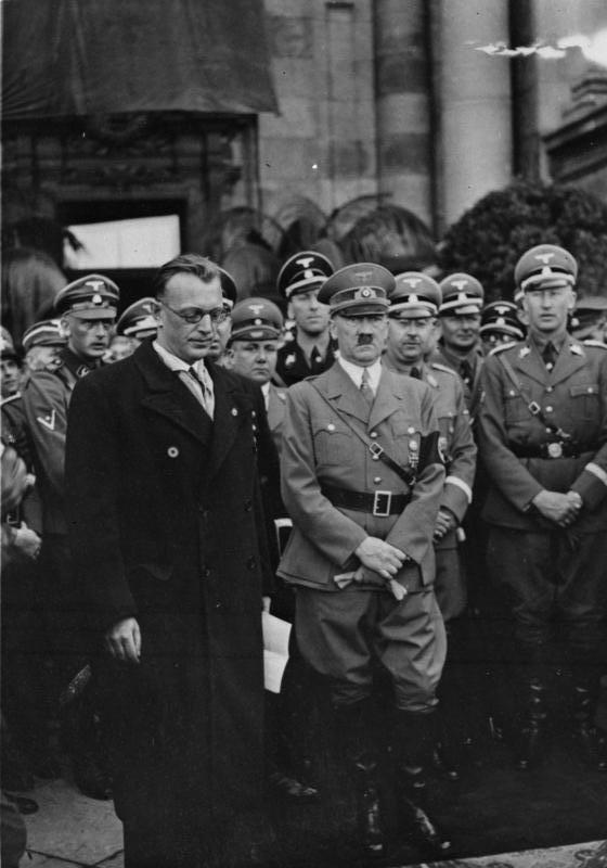 https://upload.wikimedia.org/wikipedia/commons/4/4b/Bundesarchiv_Bild_119-5243%2C_Wien%2C_Arthur_Sey%C3%9F-Inquart%2C_Adolf_Hitler.jpg