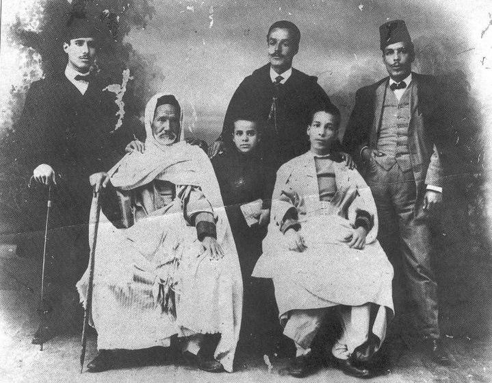 https://upload.wikimedia.org/wikipedia/commons/e/e9/Ali_Bourguiba_and_his_sons.jpg