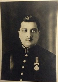 https://upload.wikimedia.org/wikipedia/commons/thumb/0/02/Iskander_Mirza%2C_in_British_Indian_Army.JPG/200px-Iskander_Mirza%2C_in_British_Indian_Army.JPG