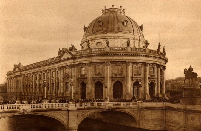 https://upload.wikimedia.org/wikipedia/commons/thumb/3/3c/Berlin_Monbijoubruecke_und_Bodemuseum_1904.jpg/1280px-Berlin_Monbijoubruecke_und_Bodemuseum_1904.jpg