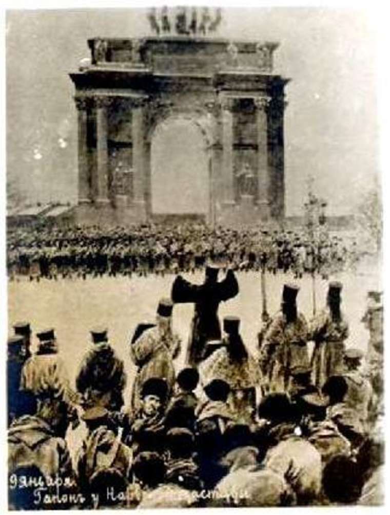 https://upload.wikimedia.org/wikipedia/en/3/3b/Gapon_crowd_1905.jpg