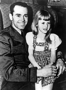 https://upload.wikimedia.org/wikipedia/en/thumb/8/86/Henry_Fonda_and_Jane_-_1943.jpg/220px-Henry_Fonda_and_Jane_-_1943.jpg