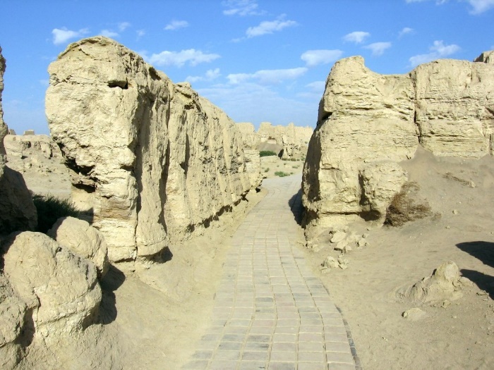 https://upload.wikimedia.org/wikipedia/commons/0/0a/Turpan-jiaohe-ruinas-d33.jpg